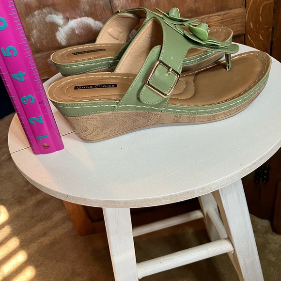 Good Choice size 10 Green Thong lightweight sandal 2.5 wedge - Picture 4 of 6